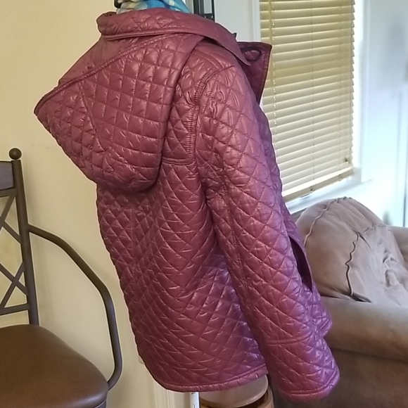 NOTABLE DISTINCTION❣️BURBERRY JACKET. Price Firm - Picture 3 of 12